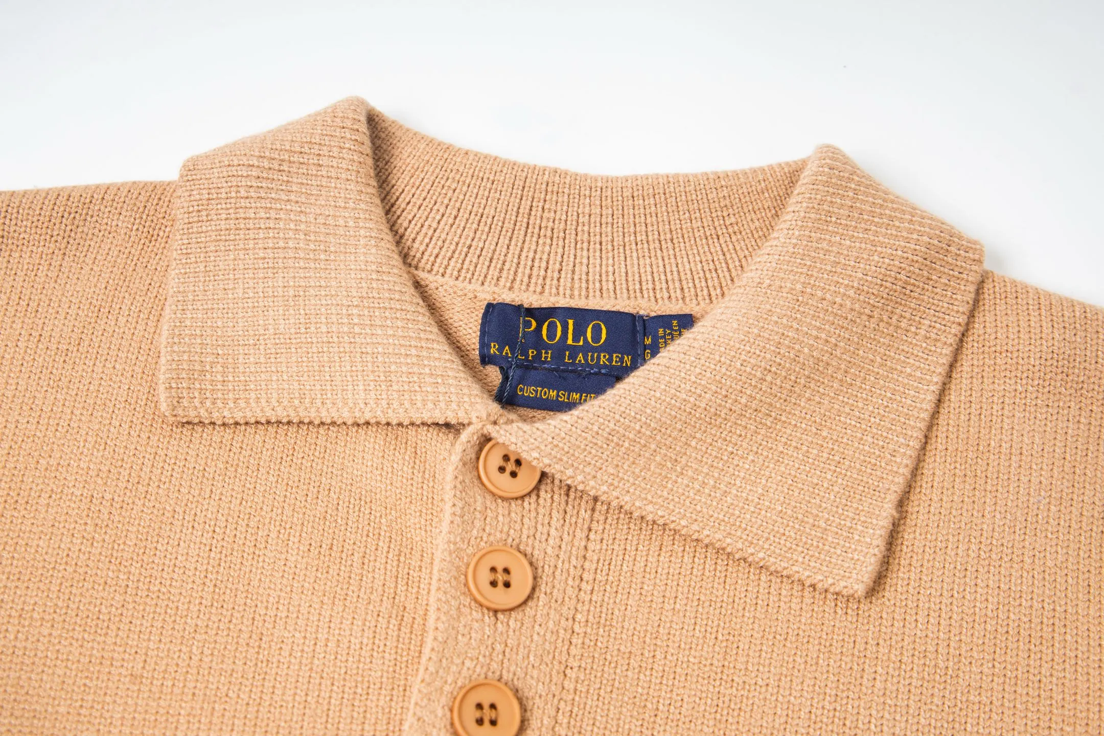 P230 Style number: Y258 Ralph Lauren POLO twist button open-chest sweater is a limited edition every year. There won’t be many styles in the store! Ralph Lauren men's half-button sweater. The shape is really nice. It can be worn alone or as a coat. It can be worn outside the inner layer. It is versatile and looks good. Tag, hanging grain, washable, packaging bag, full set of accessories. The appearance is quite high. The workmanship is super exquisite. Color: navy, gray, apricot, navy. Size: S M L XL